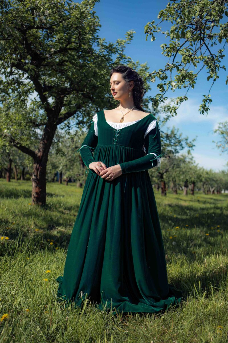 Green Velvet Renaissance Gown, Venetian 1490 Renaissance Dress, Luxurious Velvet Borgia Outfit - Image 6