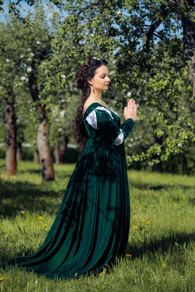 Green Velvet Renaissance Gown, Venetian 1490 Renaissance Dress, Luxurious Velvet Borgia Outfit - Image 11