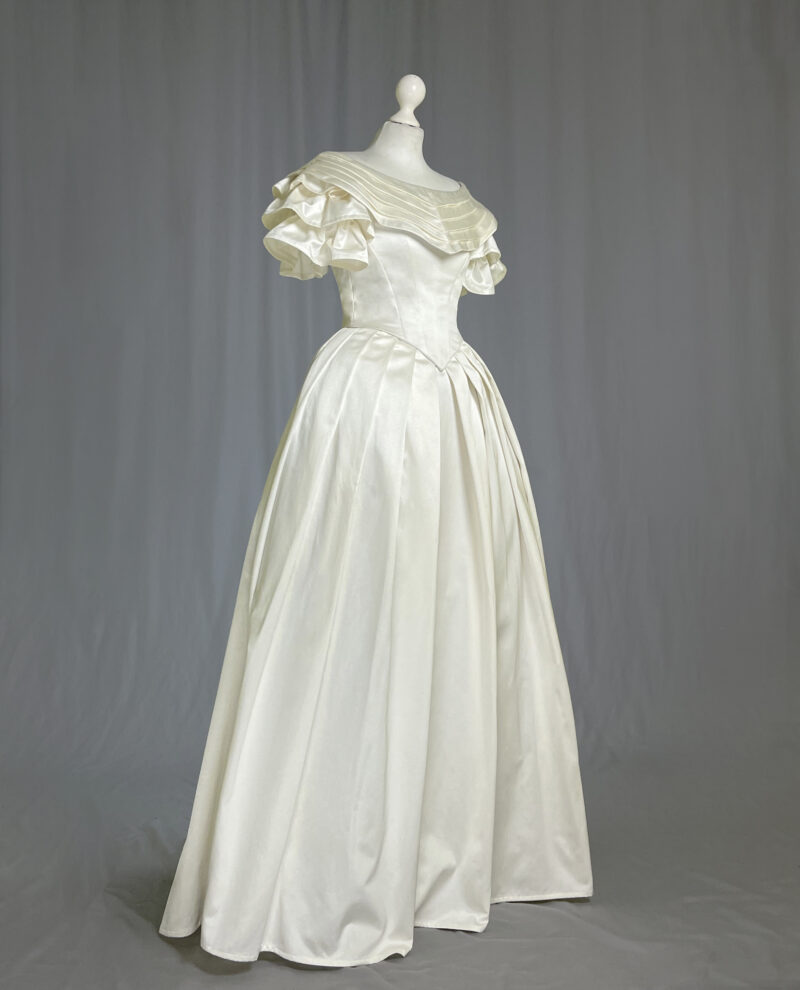 Early Victorian Gown, 1840s Offwhite Dress, Romantic XIX Century Wedding Gown, Young Victoria Outfit