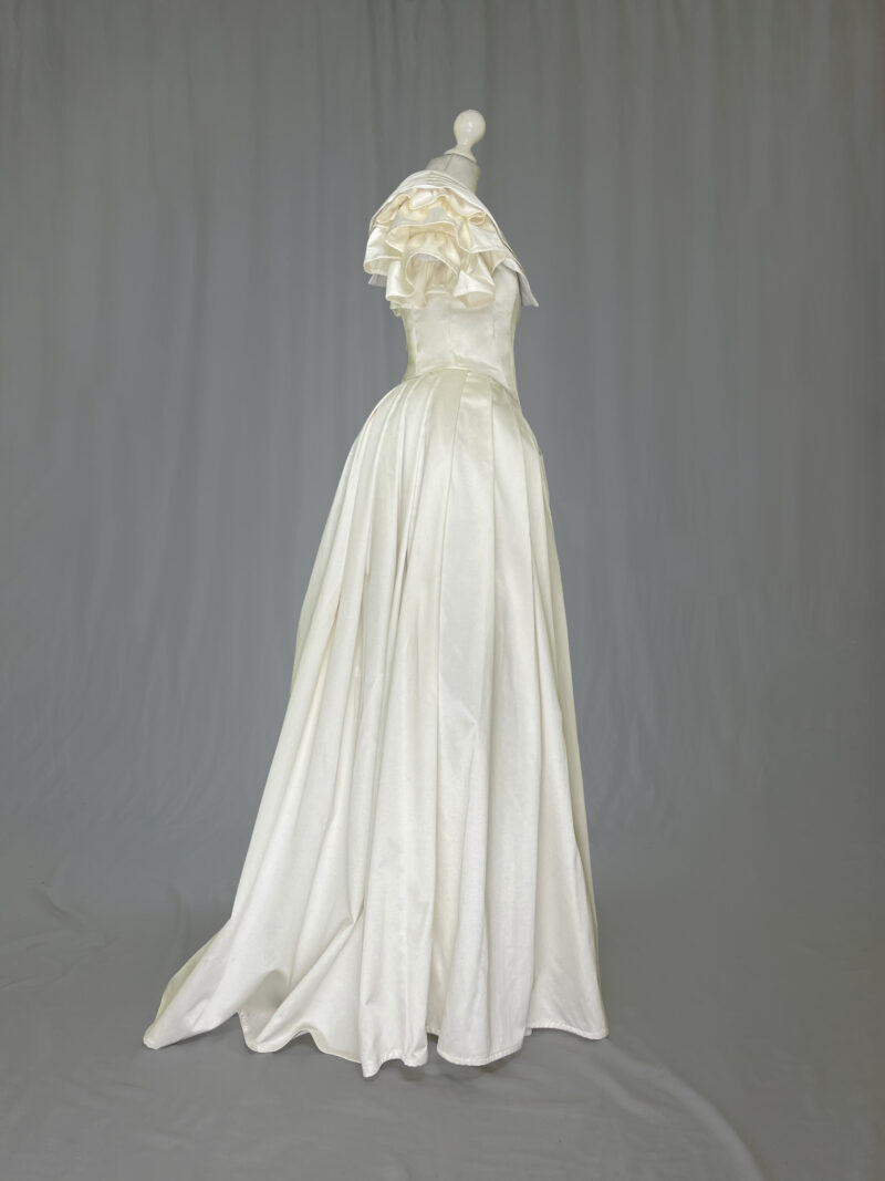 Early Victorian Gown, 1840s Offwhite Dress, Romantic XIX Century Wedding Gown, Young Victoria Outfit