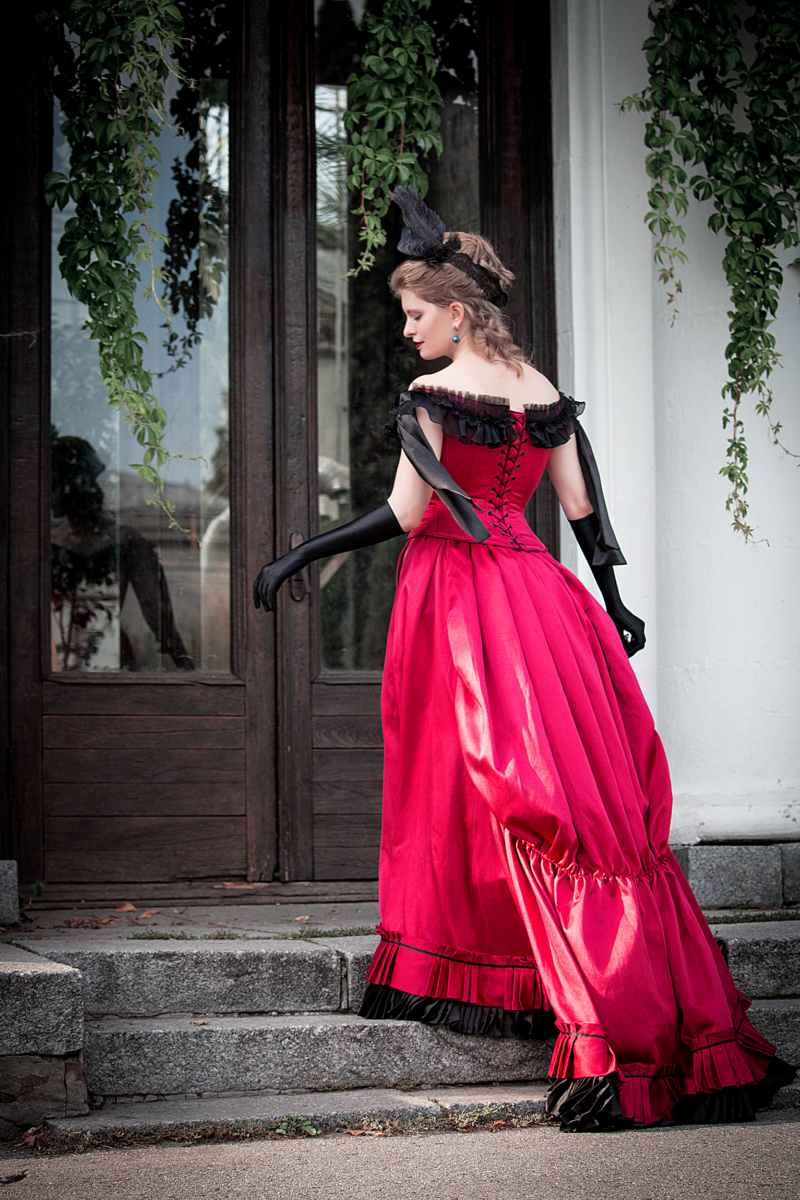 Berry Red Victorian Dress, 1880s Dramatic Ballgown, Victorian Halloween Dress, Vampire Esthetics Outfit