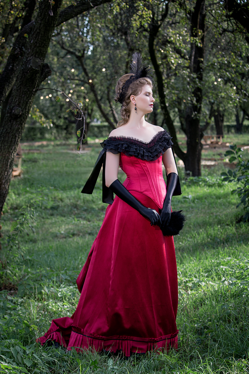 Berry Red Victorian Dress, 1880s Dramatic Ballgown, Victorian Halloween Dress, Vampire Esthetics Outfit