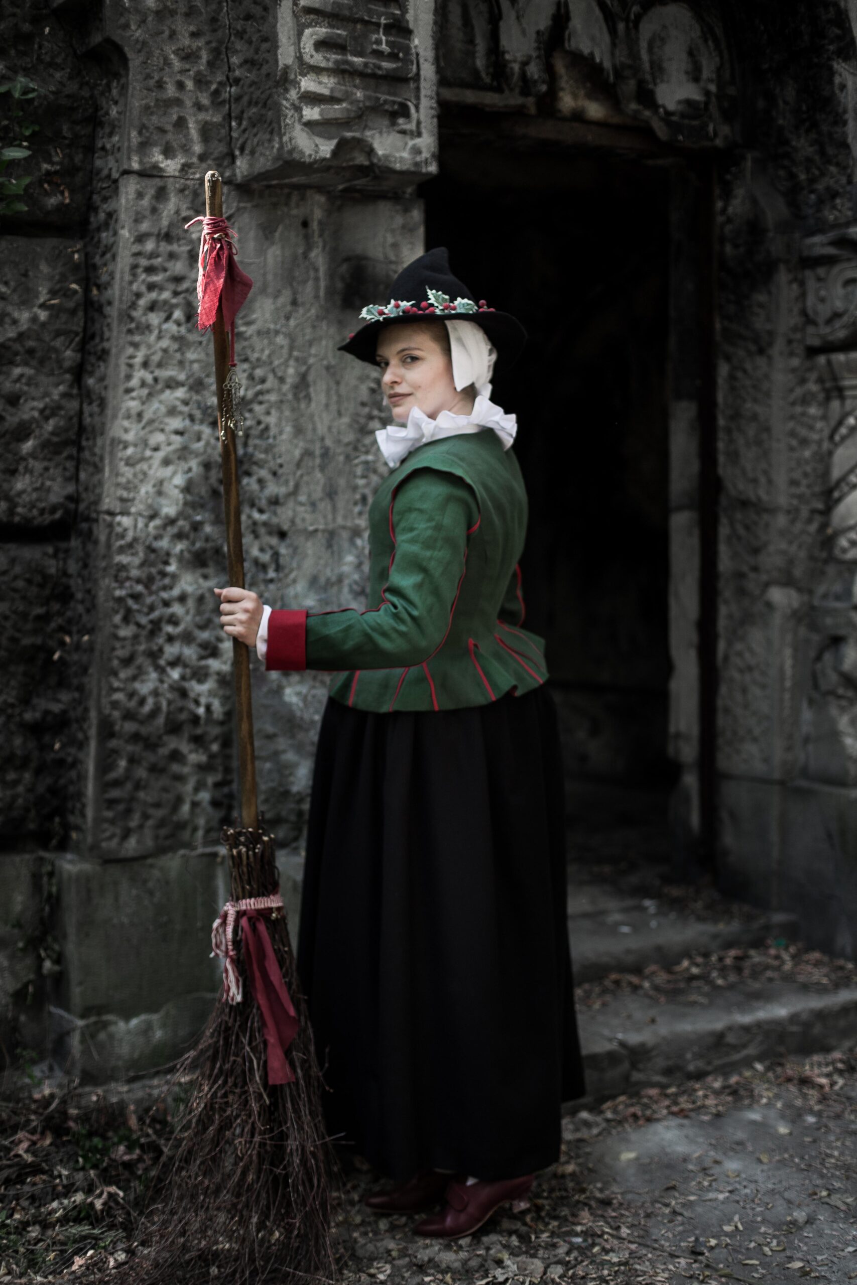 Elizabethan Green Linen Jacket, 1600s SCA Witch Costume, Mayflower Thanksgiving Halloween Outfit - Image 7