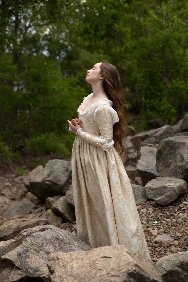 renaissance corset wedding dresses Vintage Gothic Ivory Chiffon Satin a line wedding dress with Corset and Cape