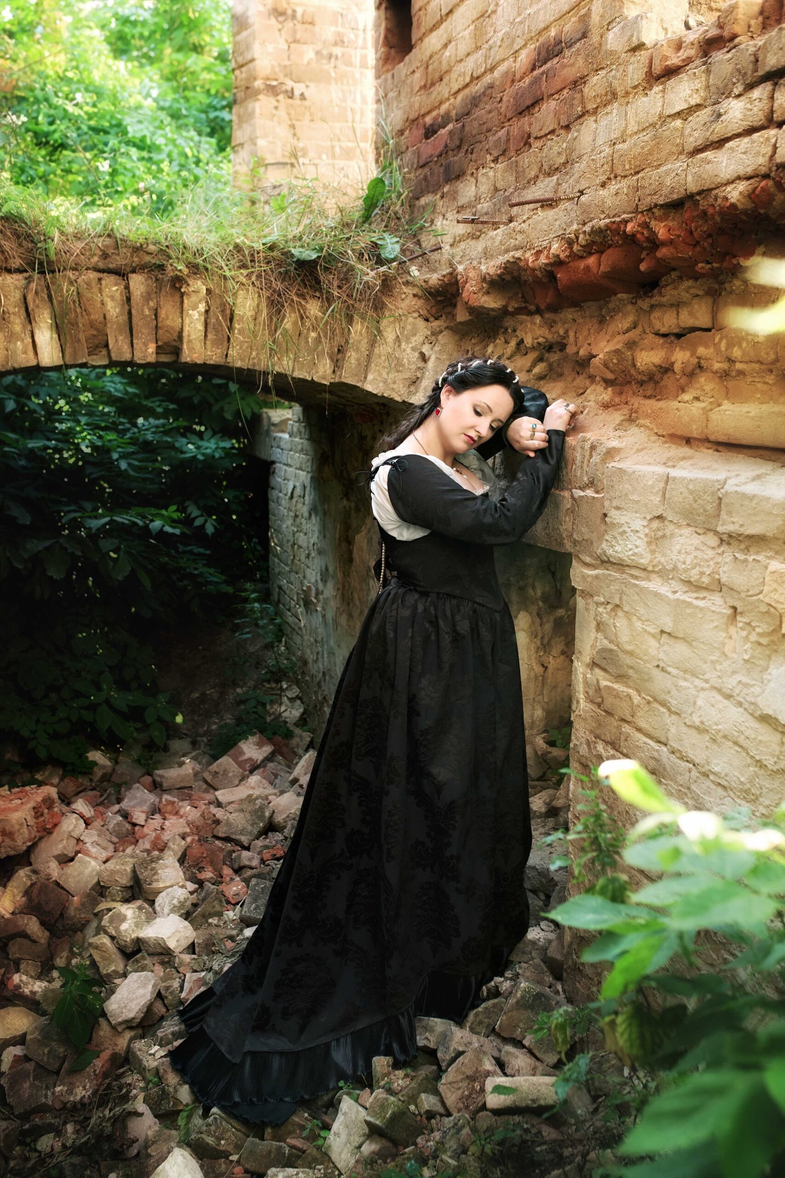 Black 1550s Renaissance Gown, Gothic Renfaire Outfit - Image 7